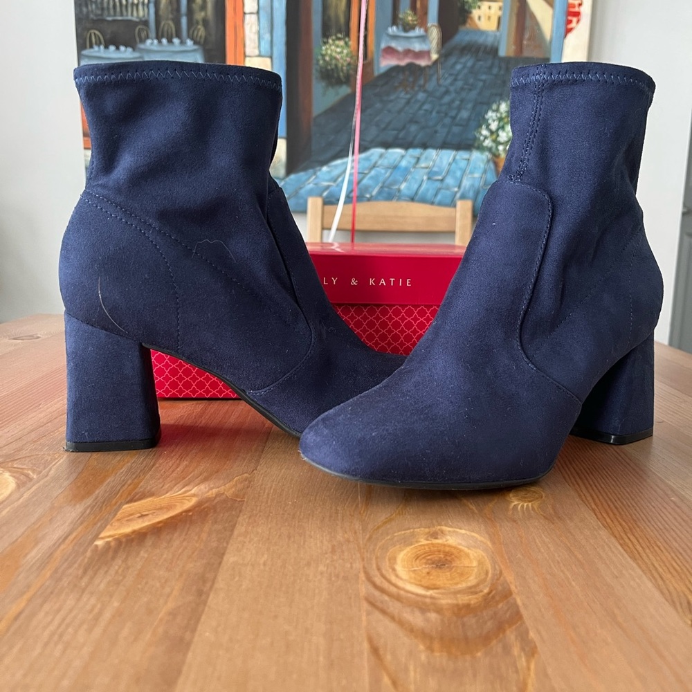 Midnight blue velvet boot with squared heel
